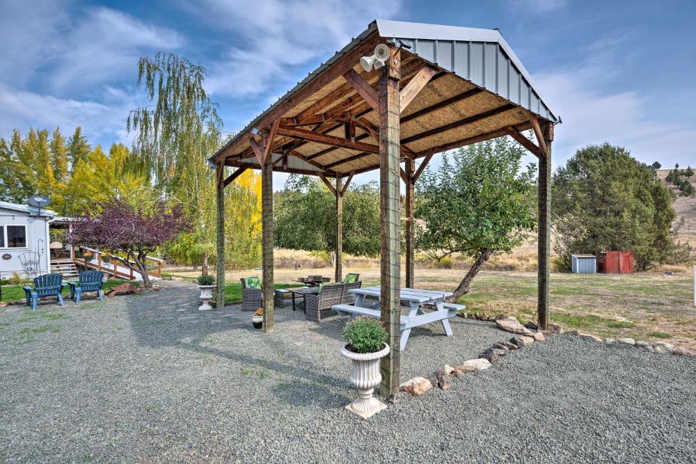 John Day Lakehouse with a Great Outdoor Space!